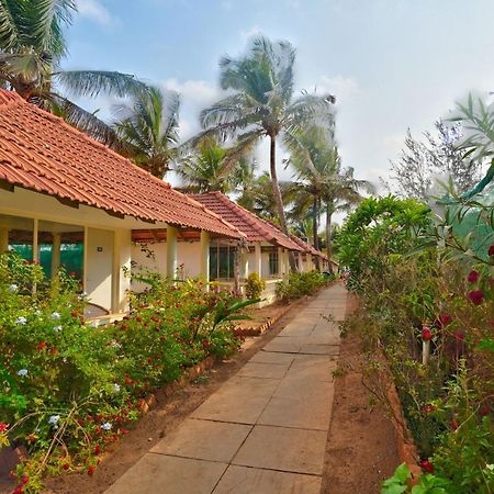 Morjim Holiday Beach Resort Экстерьер фото