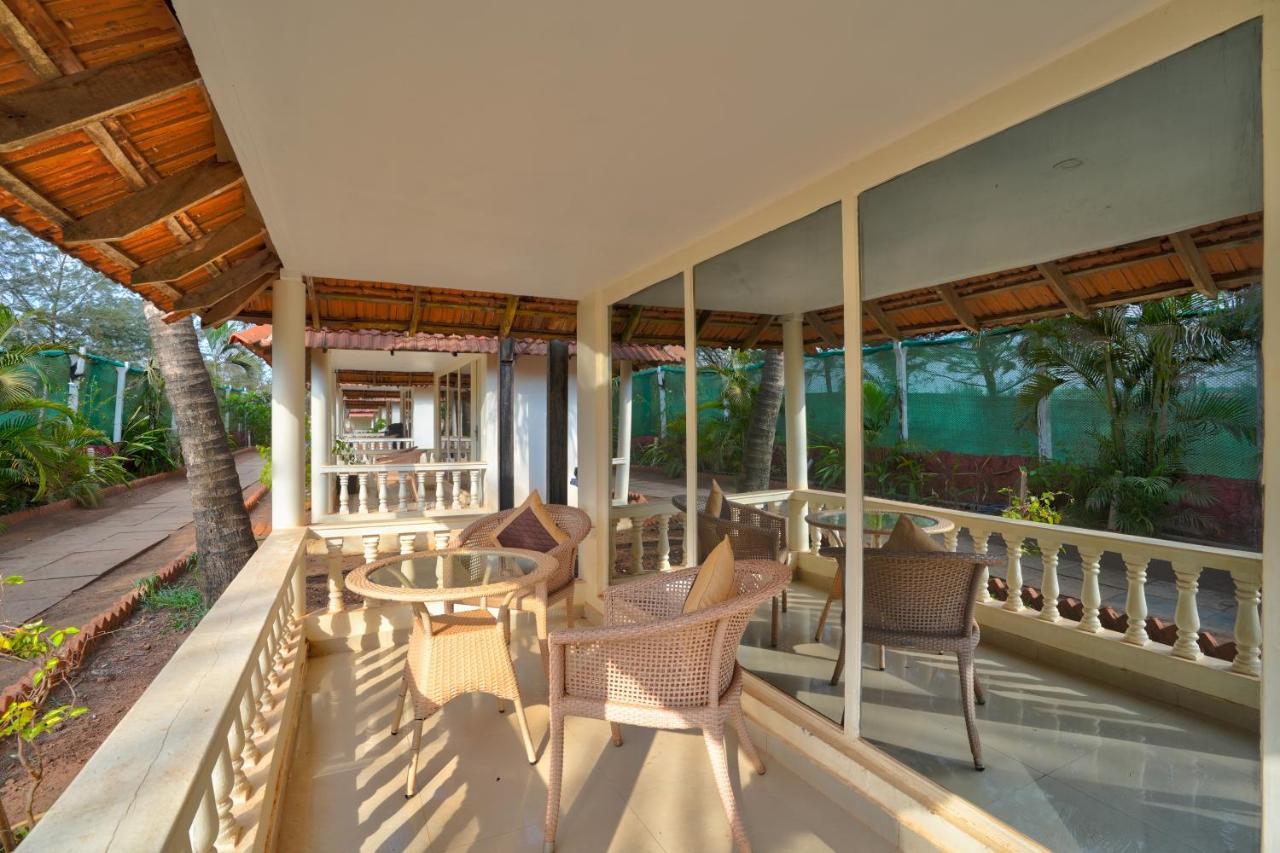 Morjim Holiday Beach Resort Экстерьер фото