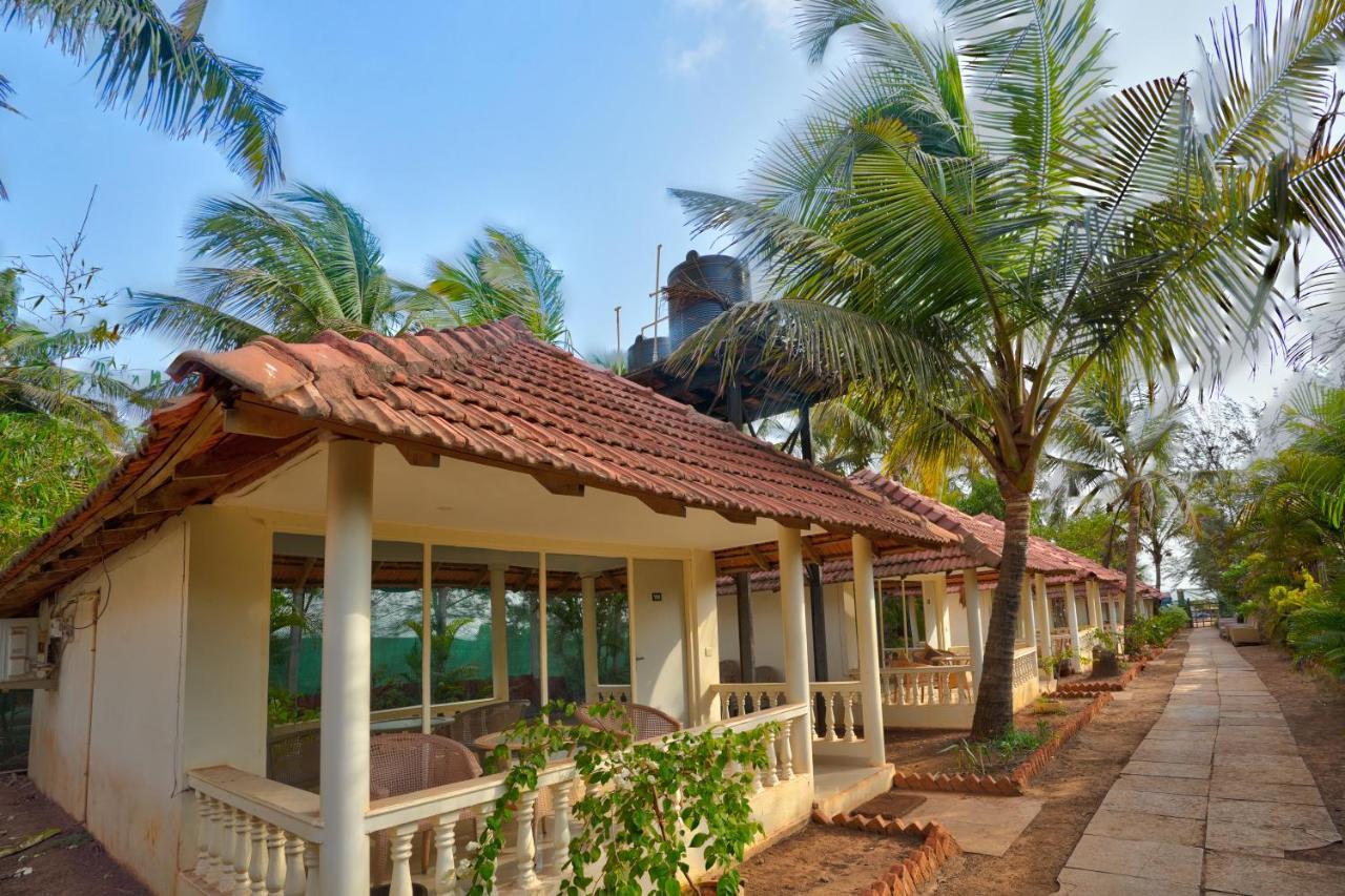 Morjim Holiday Beach Resort Экстерьер фото