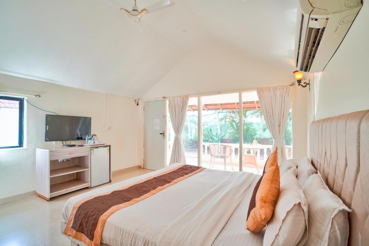 Morjim Holiday Beach Resort Экстерьер фото