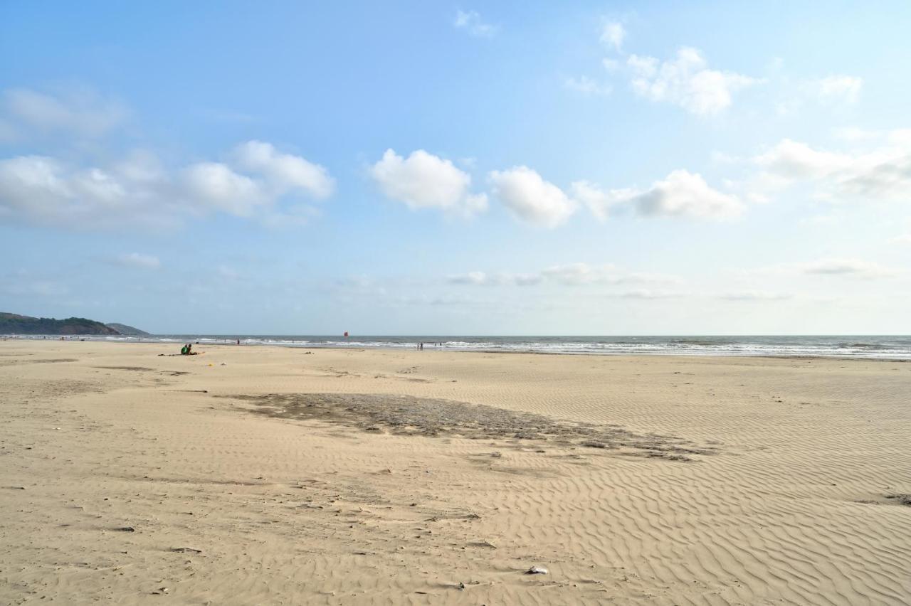Morjim Holiday Beach Resort Экстерьер фото